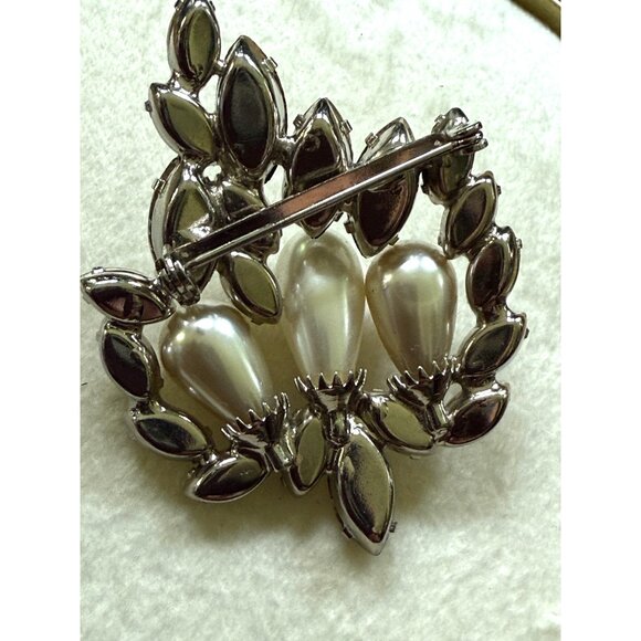Vintage Rhinestone & Faux Pearl Wedding Brooch Pin - Picture 4 of 8